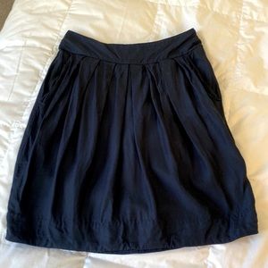 Knee-length skirt with pockets!!